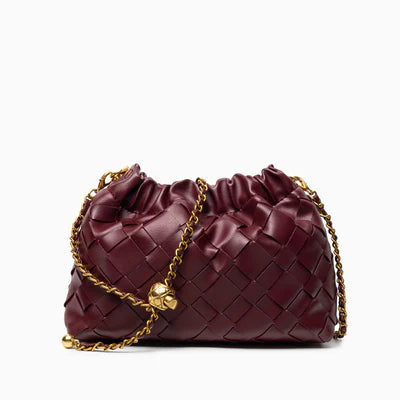 Geflochtene Wolken-Schultertasche mit Goldkette
