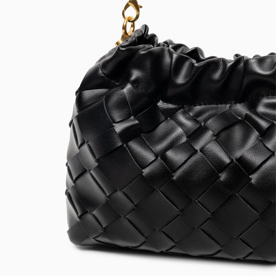 Geflochtene Wolken-Schultertasche mit Goldkette