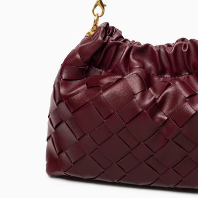 Geflochtene Wolken-Schultertasche mit Goldkette