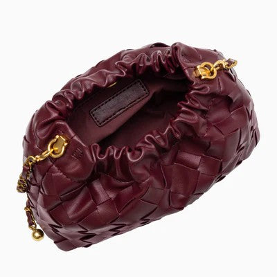 Geflochtene Wolken-Schultertasche mit Goldkette