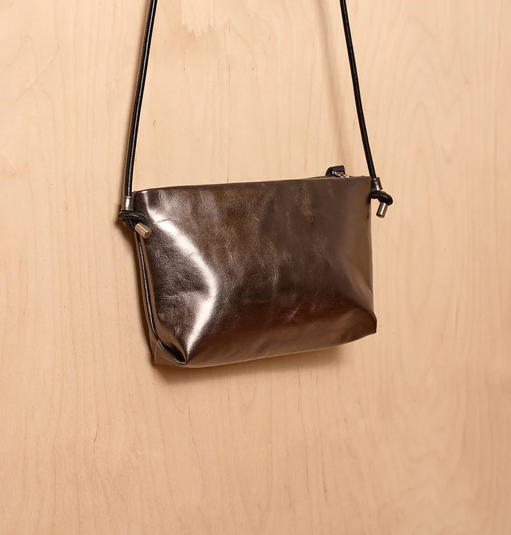 Metallischer Umhängetasche mit Armband und verstellbarem Gurt