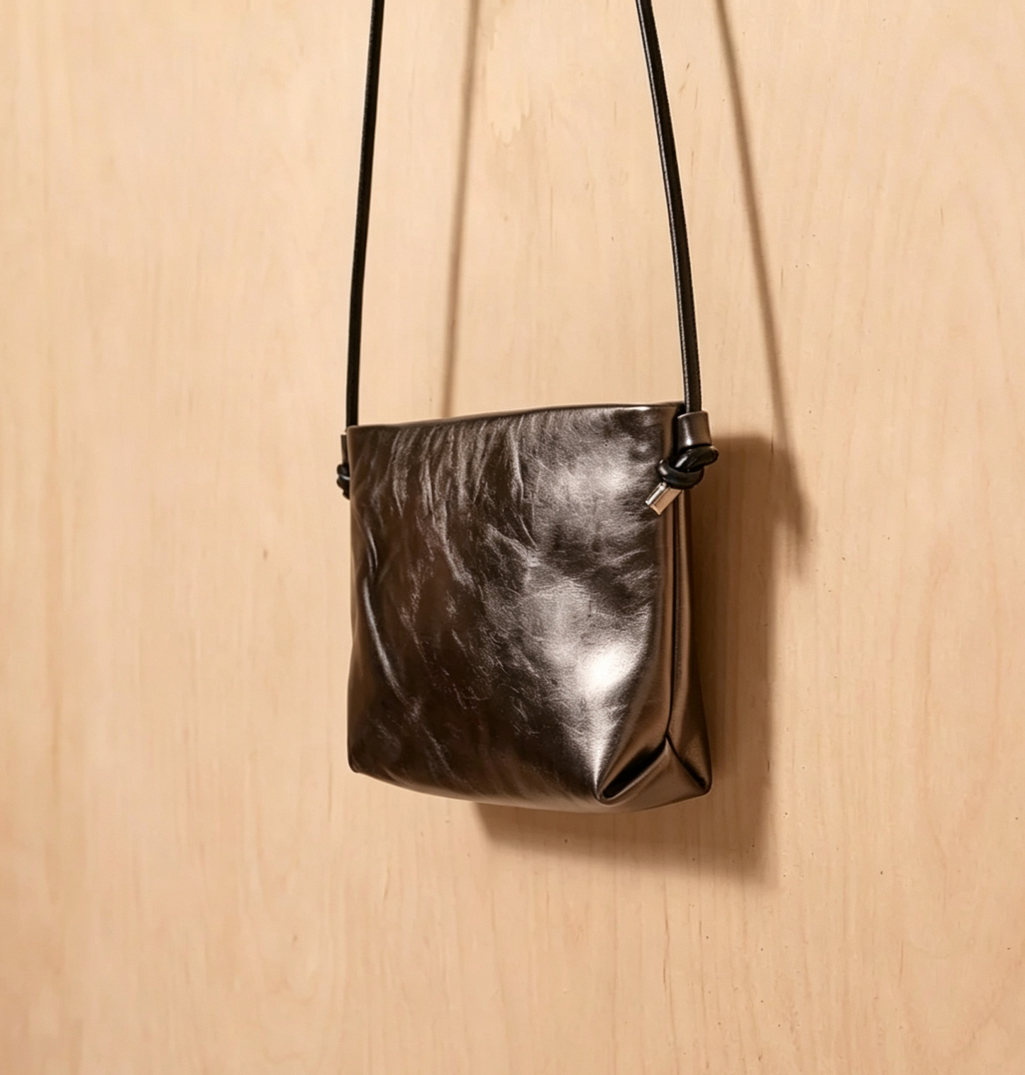 Metallischer Umhängetasche mit Armband und verstellbarem Gurt