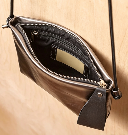 Metallischer Umhängetasche mit Armband und verstellbarem Gurt